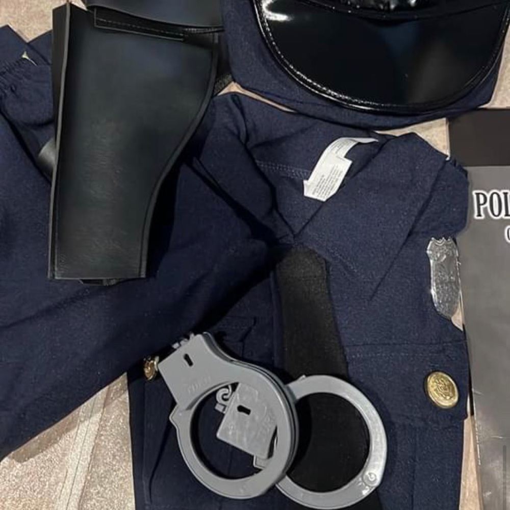 Police officer costume ๐ - Picture 2 of 4